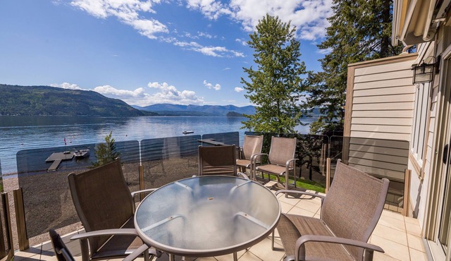 Welcoming family-friendly lake front condo on the beautiful, sunny Shuswap Lake!