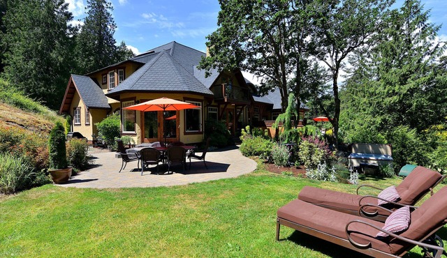 West Coast Warmth and Luxury with water views and hot tub!