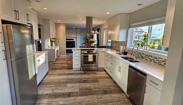 Westham Island Getaway! Hot tub/Fire Pit! Sleeps 17 in a quaint farm setting.