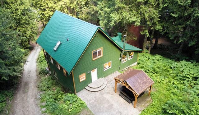 Whispering Forest Retreat w/private hot tub in Fraser Valley B