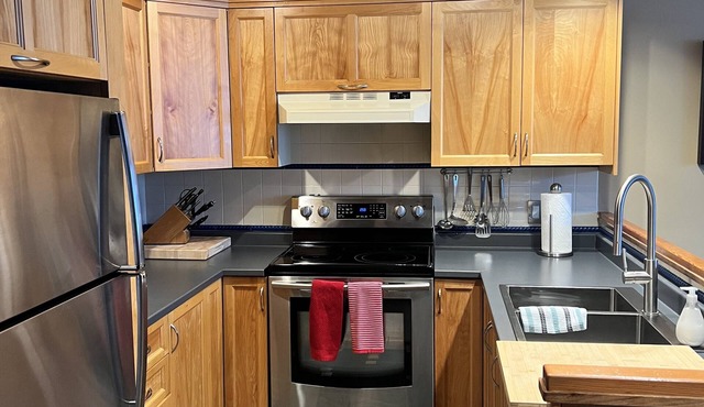 Whistler Creekside Townhome - 3BR - Ski in/Ski Out - Private Outdoor Hot Tub