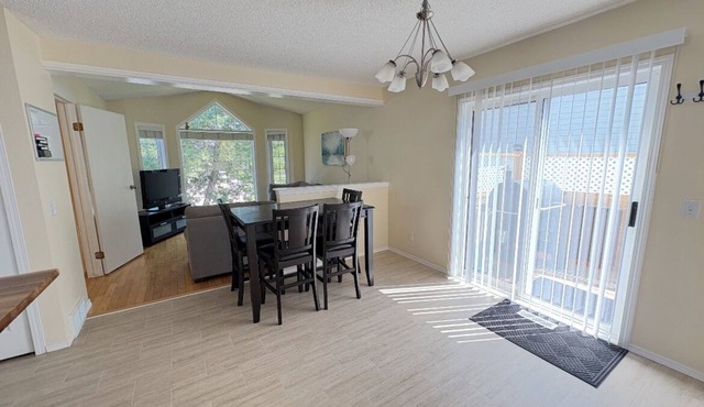 Whole House to Yourself! Cozy Suburban Getaway Near Riverside Pathways