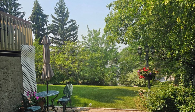 Window Hill cozy apartment Suite in Scenic St. Albert