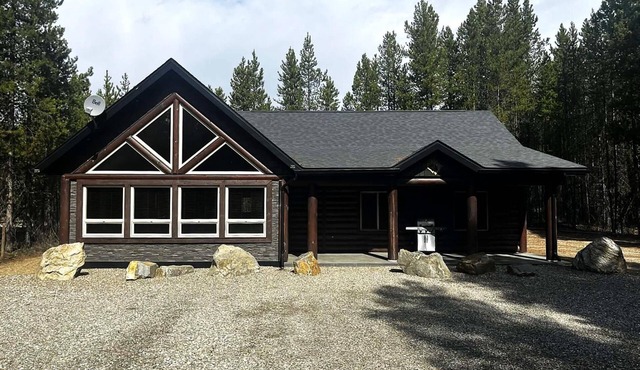 Wolf Den Cabin Rental - Dog Friendly!