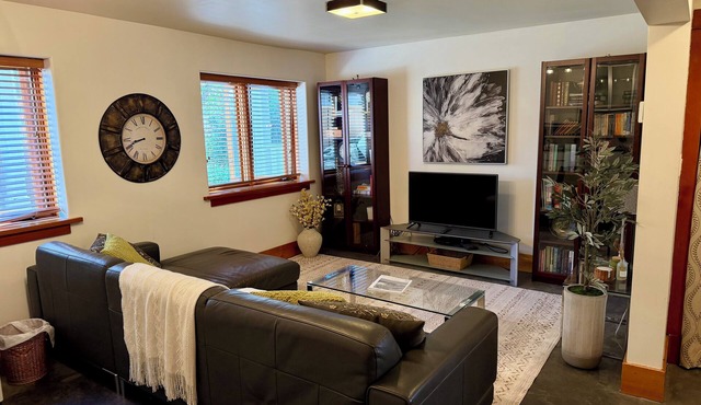 Wonderful 2 bedroom/2 bath fully furnished suite steps from the Ocean