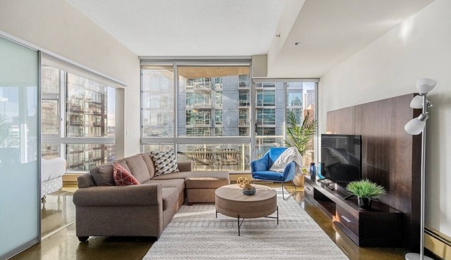 Wonderful & Welcoming DT Views AC Parking Sleeps4