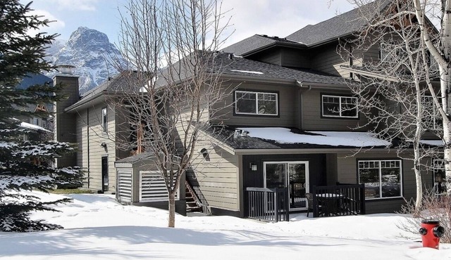 ⛰️Your Rocky Mountain Getaway Awaits! Pet friendly!⛰️ close to Banff, pet friendly