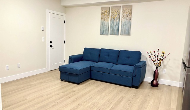 Your White Rock Beach Getaway: 2BR Suite, Modern Living, and Ocean Proximity!