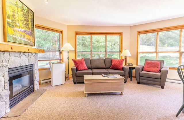 Aspens #252 Prime Ski-in Ski-out Location! Pool, Hot tubs, BBQ, sleeps 6
