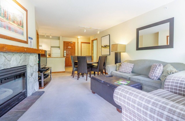 Aspens # 547 Prime Ski-in Ski-out Location! Top Floor Unit, Pool, Hot tubs, BBQ