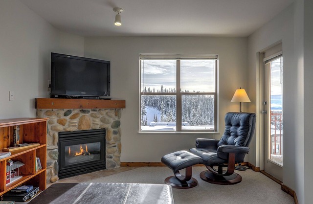 Desirable Top Floor Creekside Condo - Awesome Views - Close to trails!