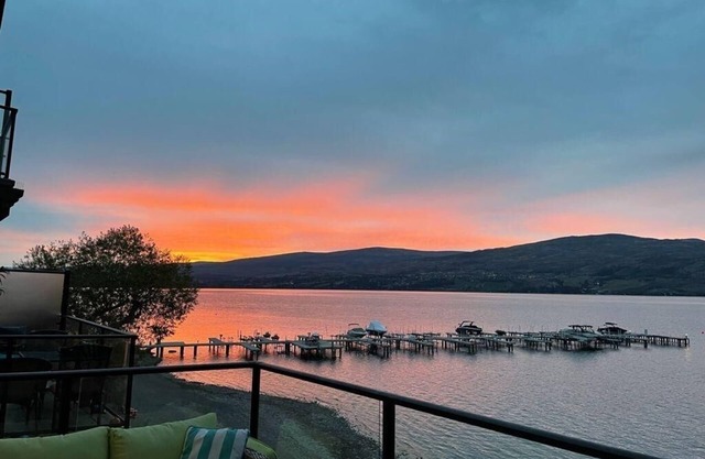 Direct Lakefront 3 bdrm, Beach, Heated Pool, Hot Tub, Gym, Marina, Wine Trails