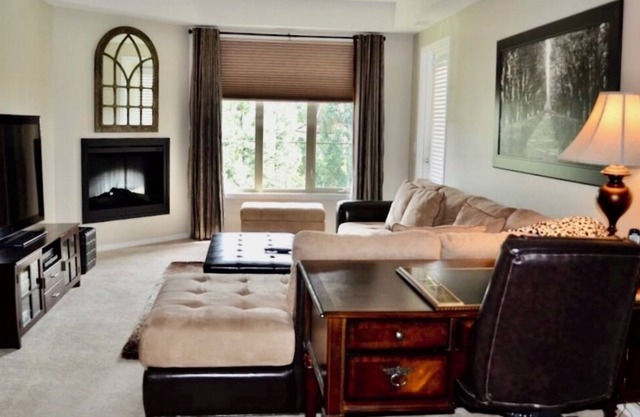 Large Premier Condo, 3 Bedroom on Kelowna Golf Course, sleeps 6, Pool & Hot Tub