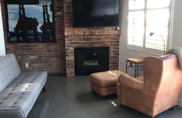Luxury Downtown Vancouver Condo in Trendy Gastown, w/Private South-facing Deck
