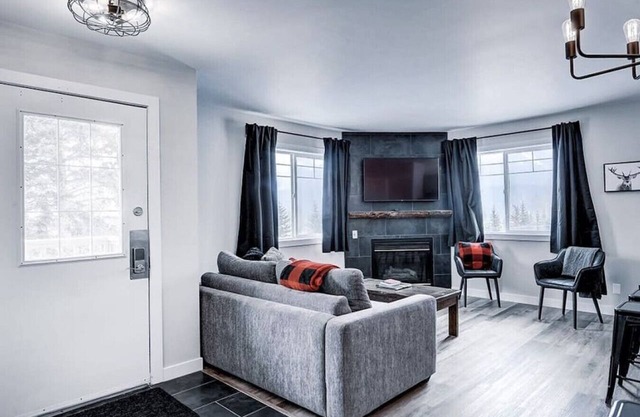 Mountain View Condo and Banff National Park Pass