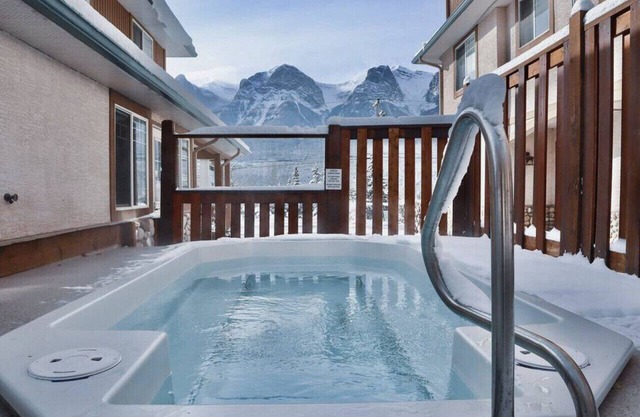 Mountain Views & Hot Tub Minutes to Banff Park