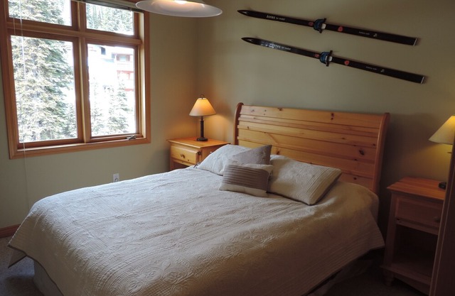 Ski-In/Out to main Lift. Snow Creek Village 3 BR 3 BA. Hot Tub. Walk to village!