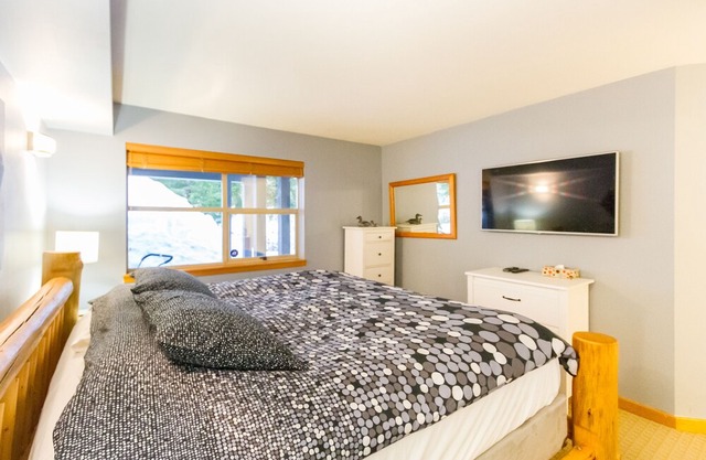 Spacious 2 bed, ski in/out, perfect location for summer & winter!