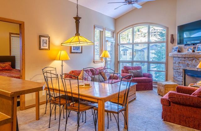 Upper floor 2 bedroom condo with easy access to ski trails