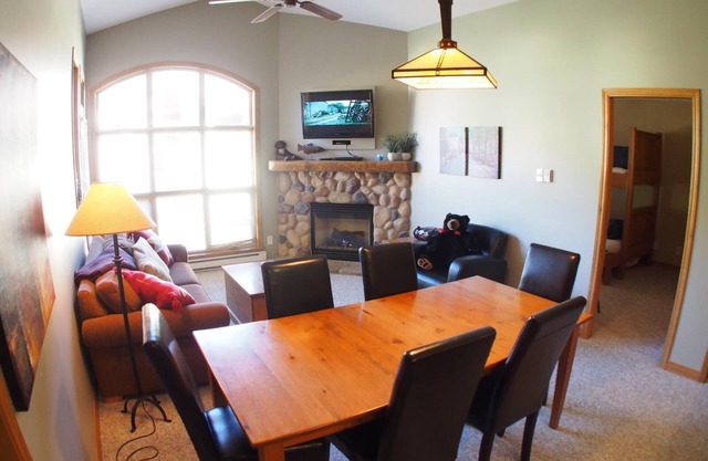Upper floor 2 bedroom condo with courtyard view and easy access to ski runs
