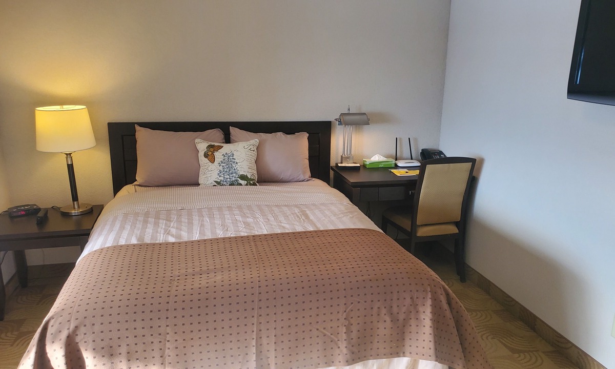 Wabamun Hotel | Shoreside Inn & Suites