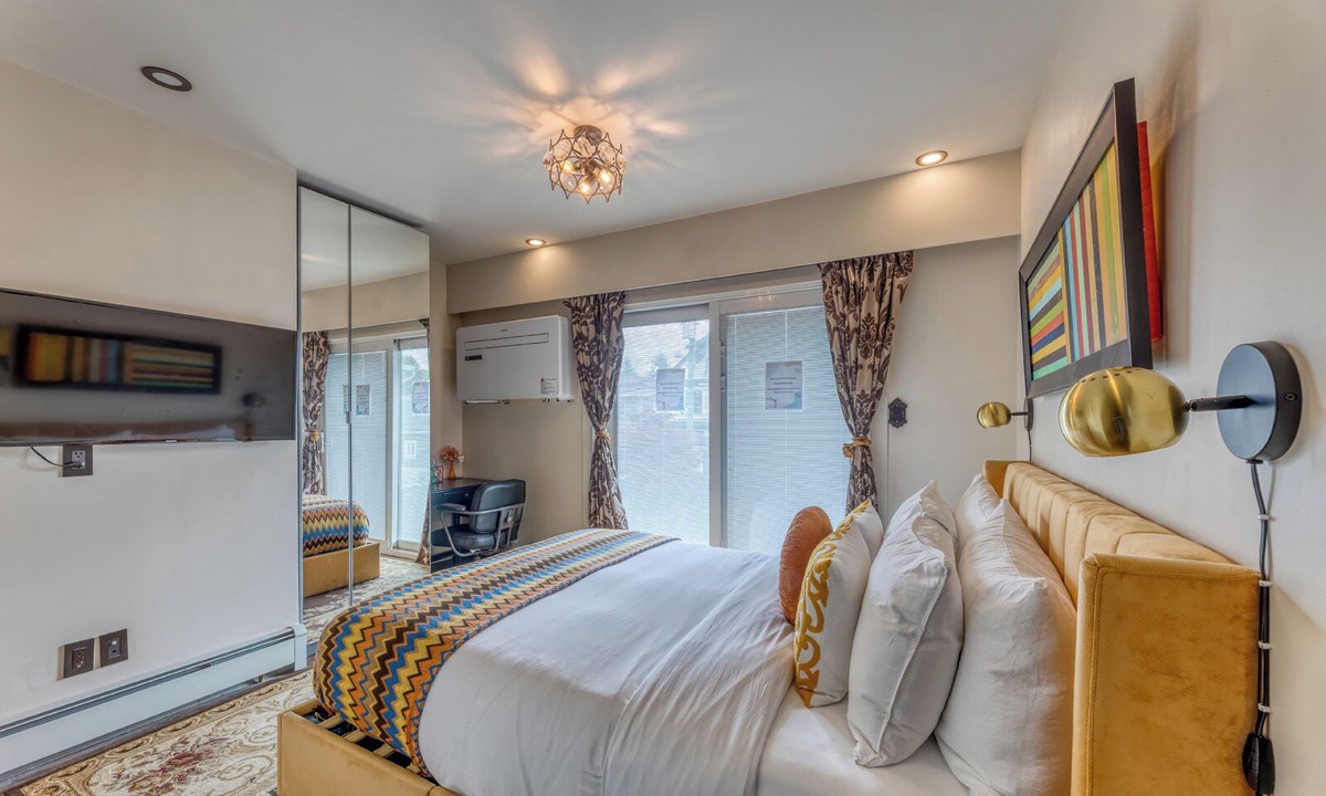 Knight Hotel | Neocolonial Nouveau Kensington Vacation Home