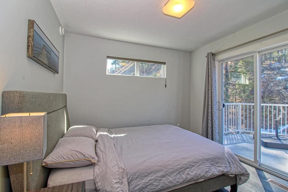 Central Okanagan Cottage | *SPACIOUS-STUNNING-FAMILY AND PET FRIENDLY, SHORT WALK TO MAIN AMENITIES AREA!
