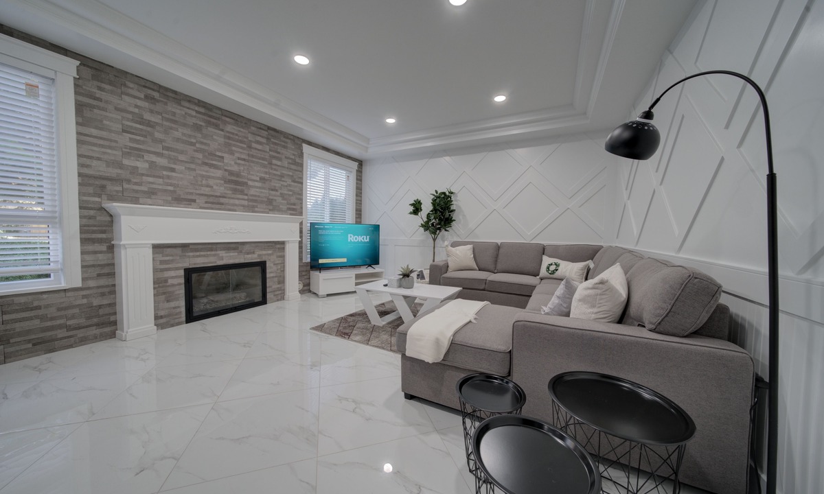 Fleetwood House | 6 bdrm home w pool/hot tub/pool table/bar/kareoke