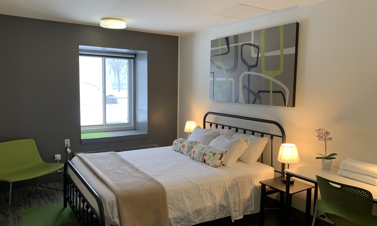 East Village Hostel | HI Calgary City Centre - Hostel