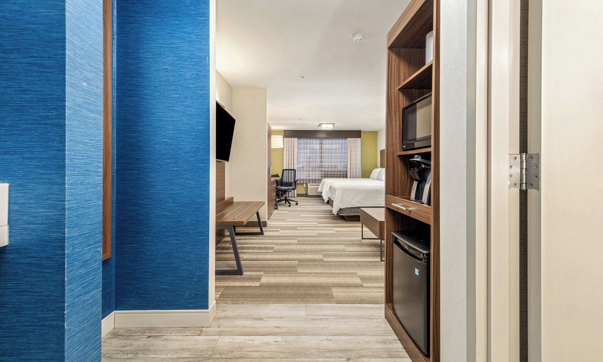 Medicine Hat Hotel | Holiday Inn Express & Suites Medicine Hat Transcanada Hwy 1 by IHG
