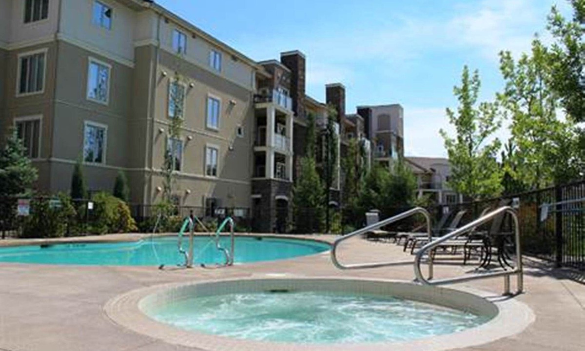 Quail Ridge Condo | Luxury 3 Bedroom Condo on Okanagan Golf Course - Sleeps 6 with Pool and Hot Tub