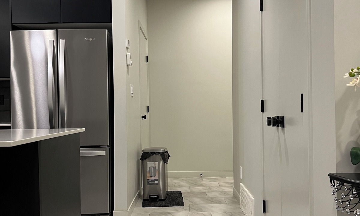Southwest Edmonton House | Windermere Oasis: Modern Comforts in a Serene Setting