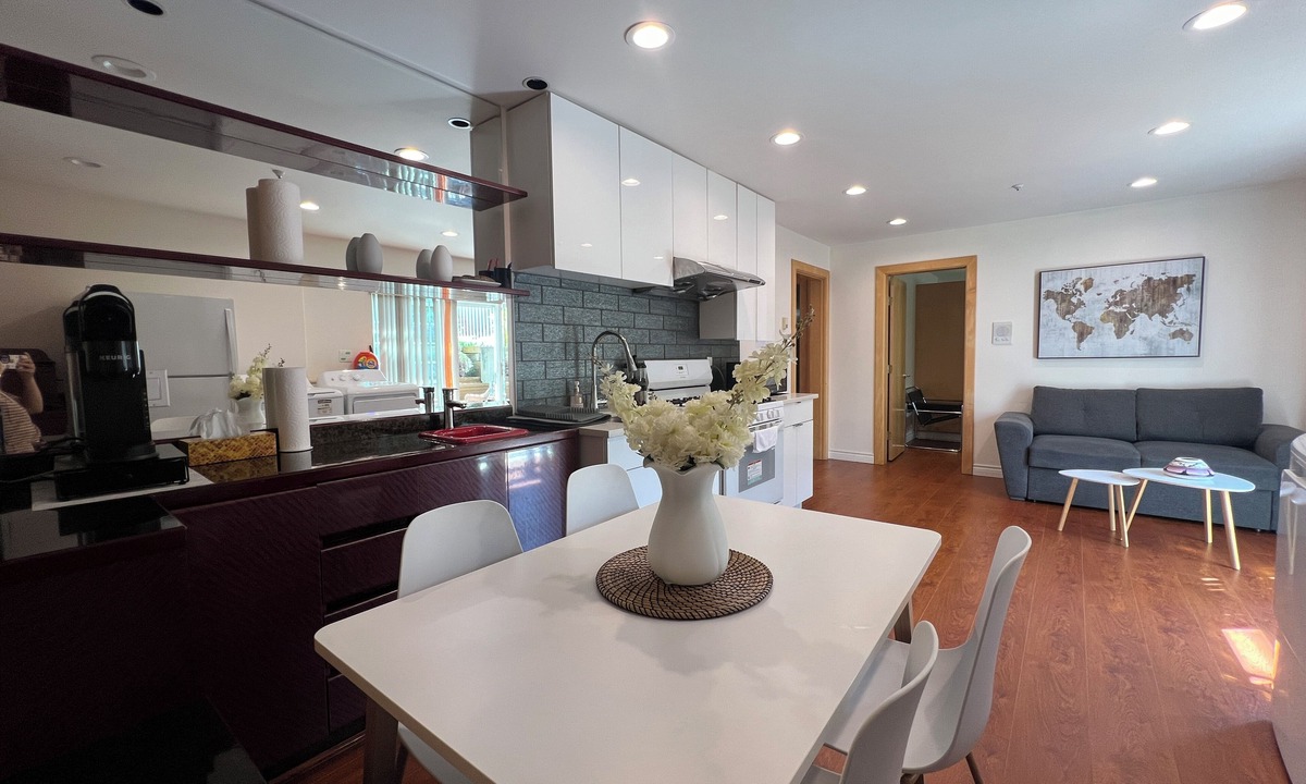 Arbutus Ridge House | Chic 2BR Suite Vancouver West Downtown