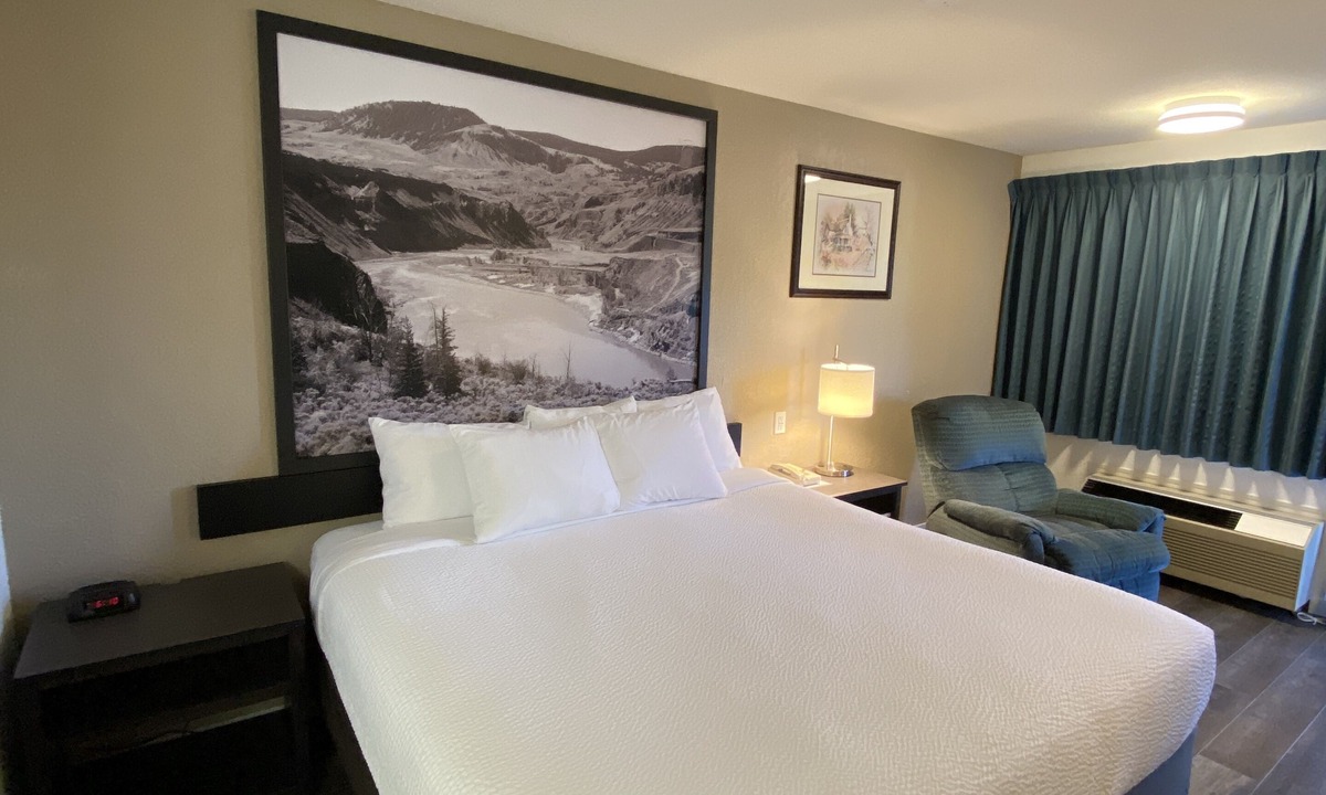 100 Mile House Hotel | Super 8 by Wyndham 100 Mile House