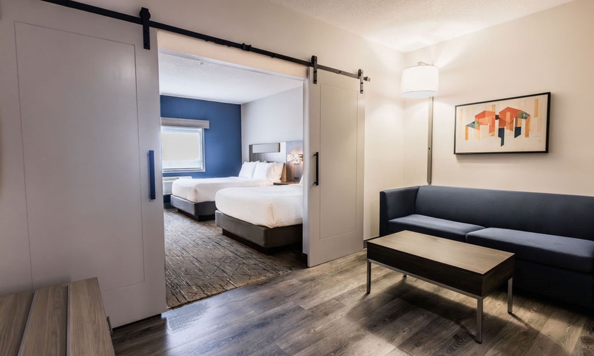 Lake Bonavista Hotel | Holiday Inn Express Hotel & Suites Calgary S-Macleod Trail S by IHG