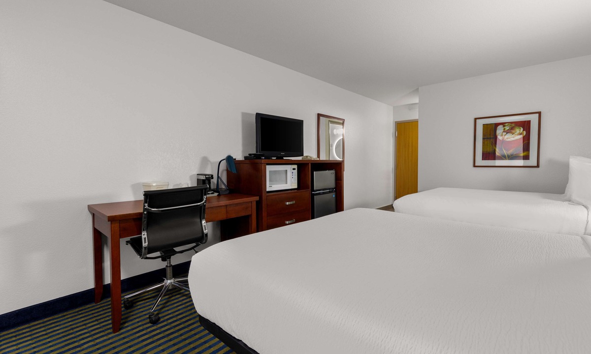 Brooks Hotel | SureStay Plus by Best Western Brooks