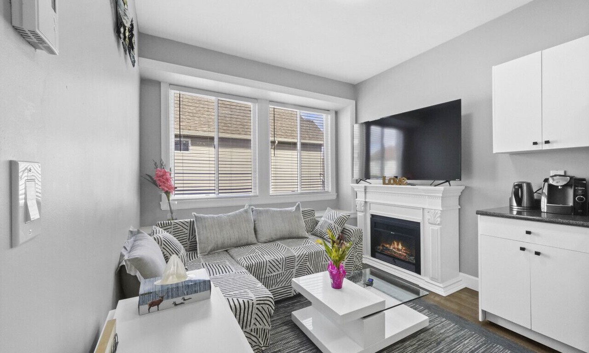 Willoughby Cabin | Updated One Bedroom Carriage Home in Langley