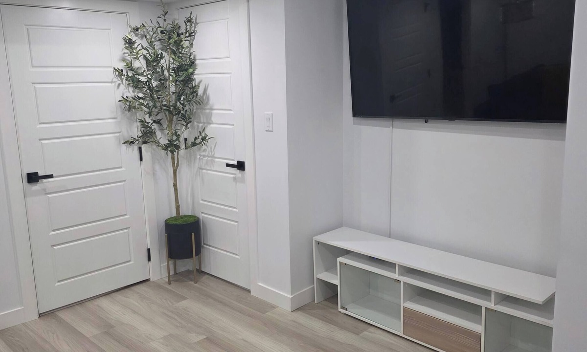 West Edmonton House | The Secord Suite Escape Fun Base Near the Mall