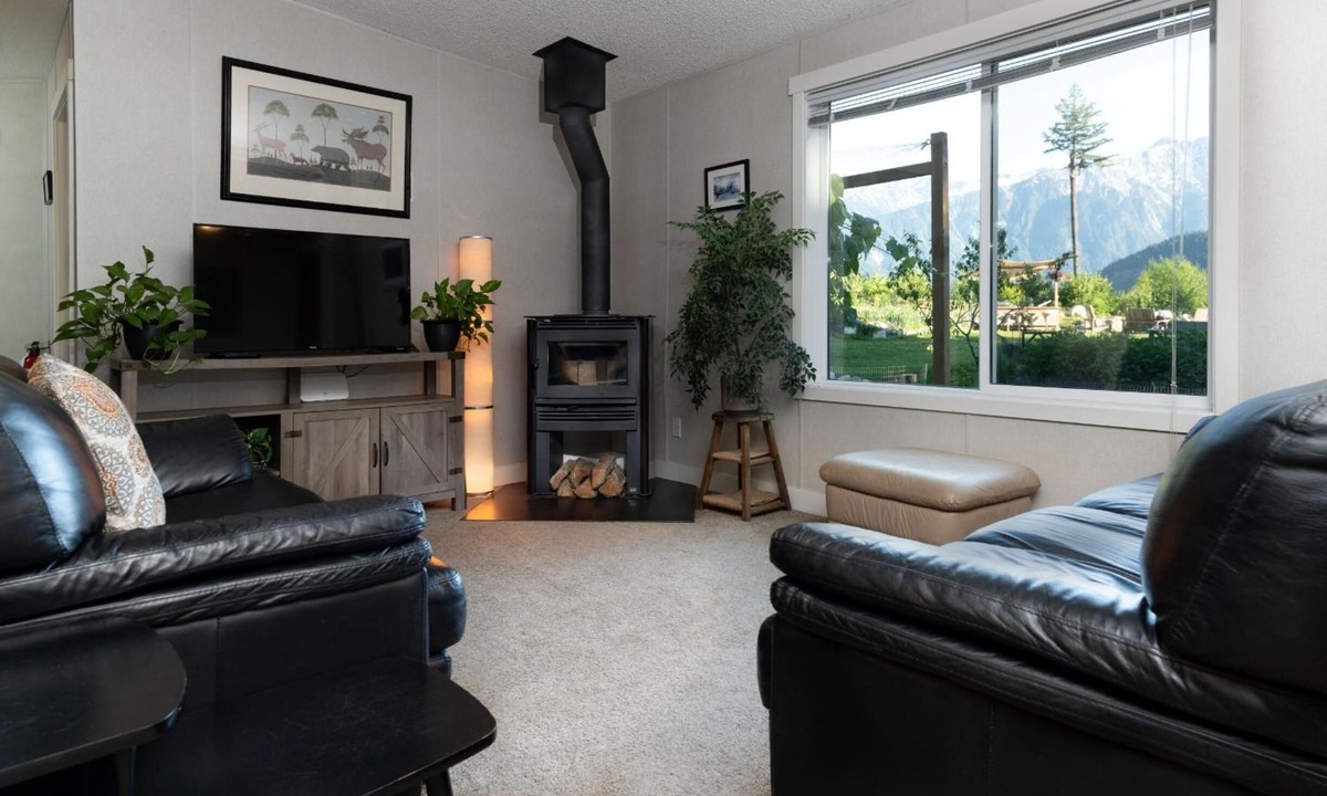 Mount Currie Bed & Breakfast | The Cabin at Sweetwater Lane Farm