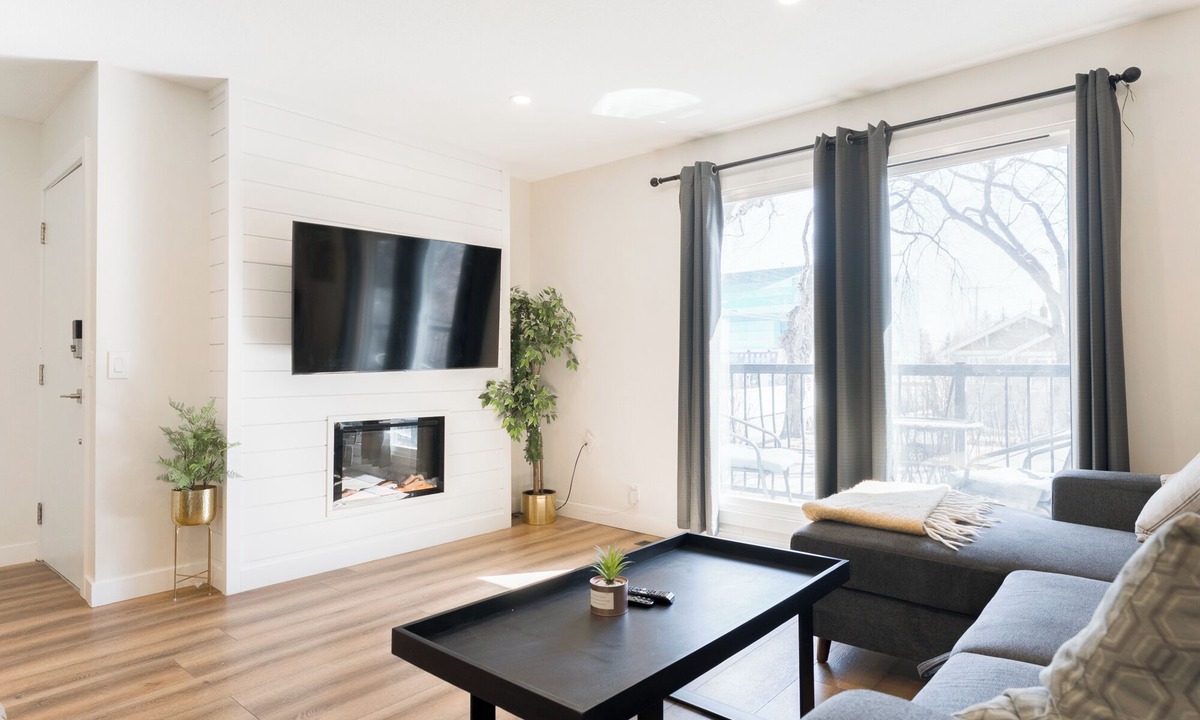 Crescent Heights Apartment | Nordic SPA Retreat, Hot Tub, Sleeps 8, Near Downtown and 15 min to the Airport!