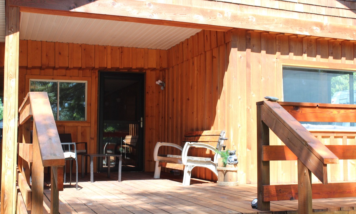 Sicamous Bed & Breakfast | Paradise is calling you.cabin in town close to the beach!