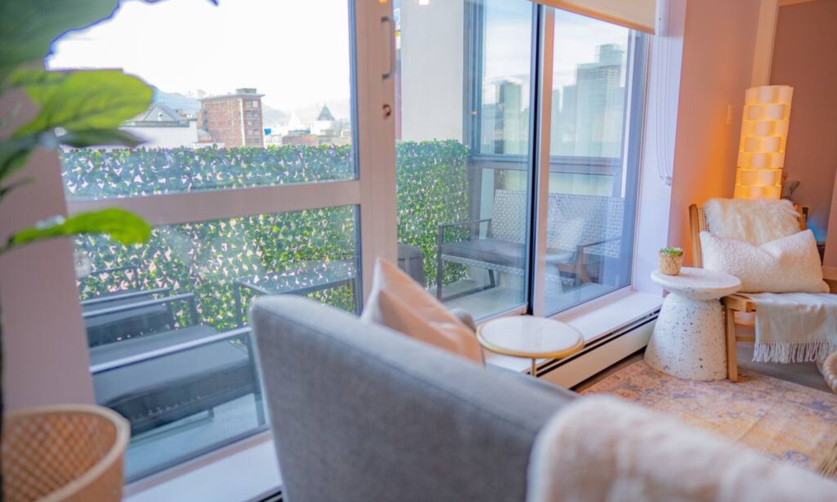 Chinatown Condo | 2BD Downtown Vancouver Condo with Free Parking+AC