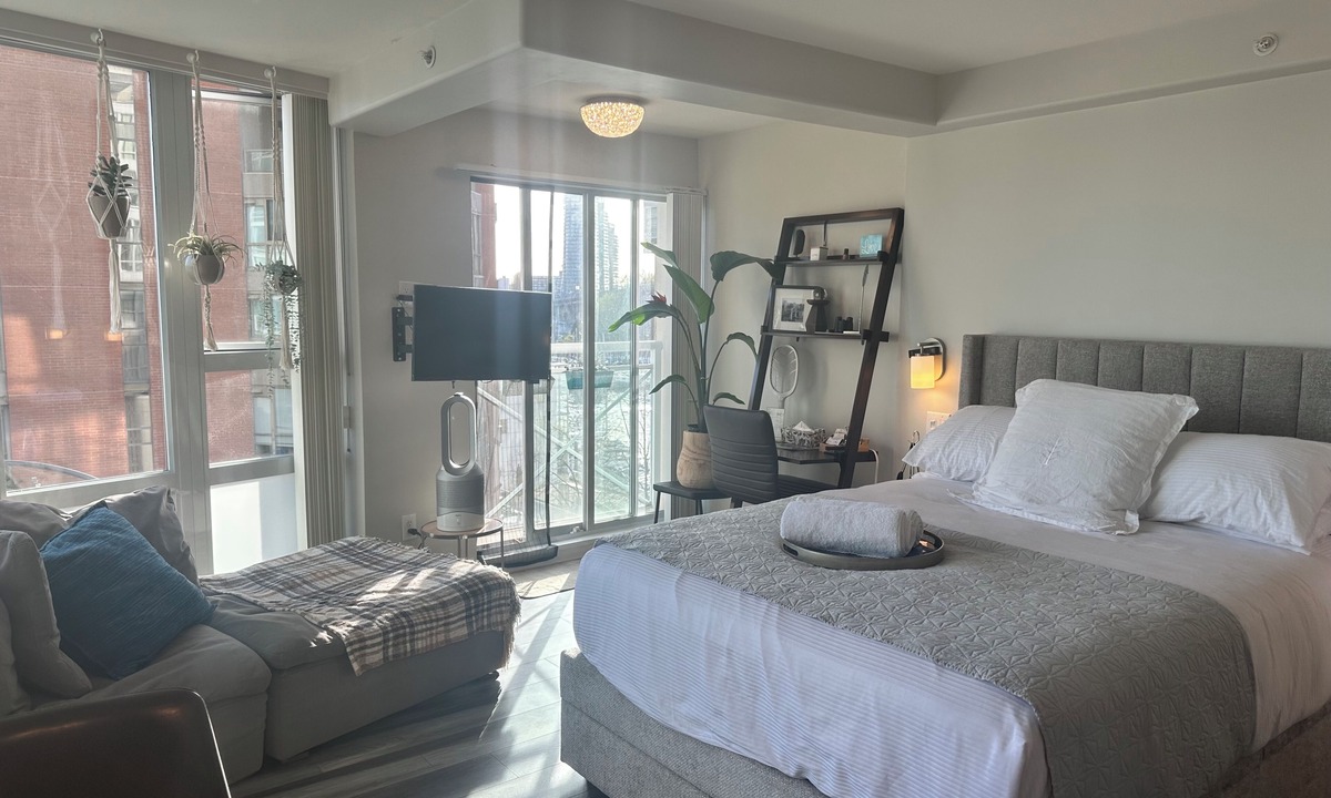 Downtown Vancouver Condo | Beautiful boutique Beach Retreat-upscale and newly renovated sweet suite escape