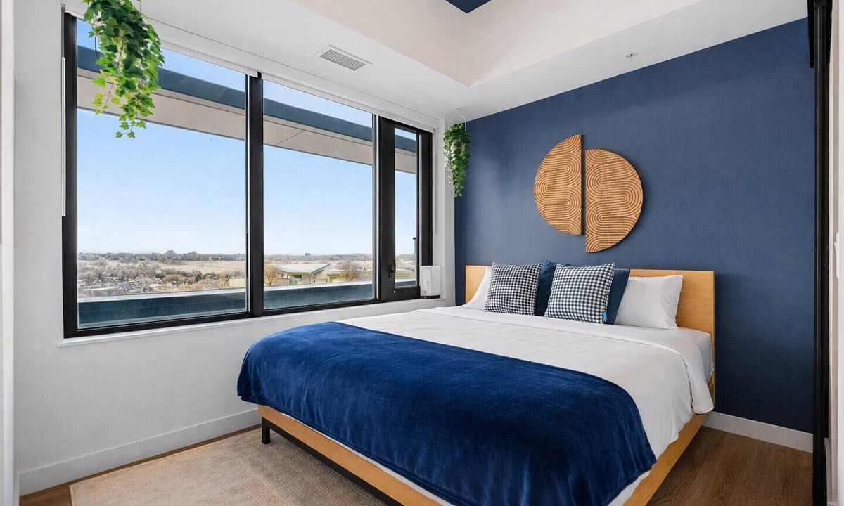 Downtown Calgary Condo | Dt Spacious and Vibrant | King Bed| Outdoor Patio