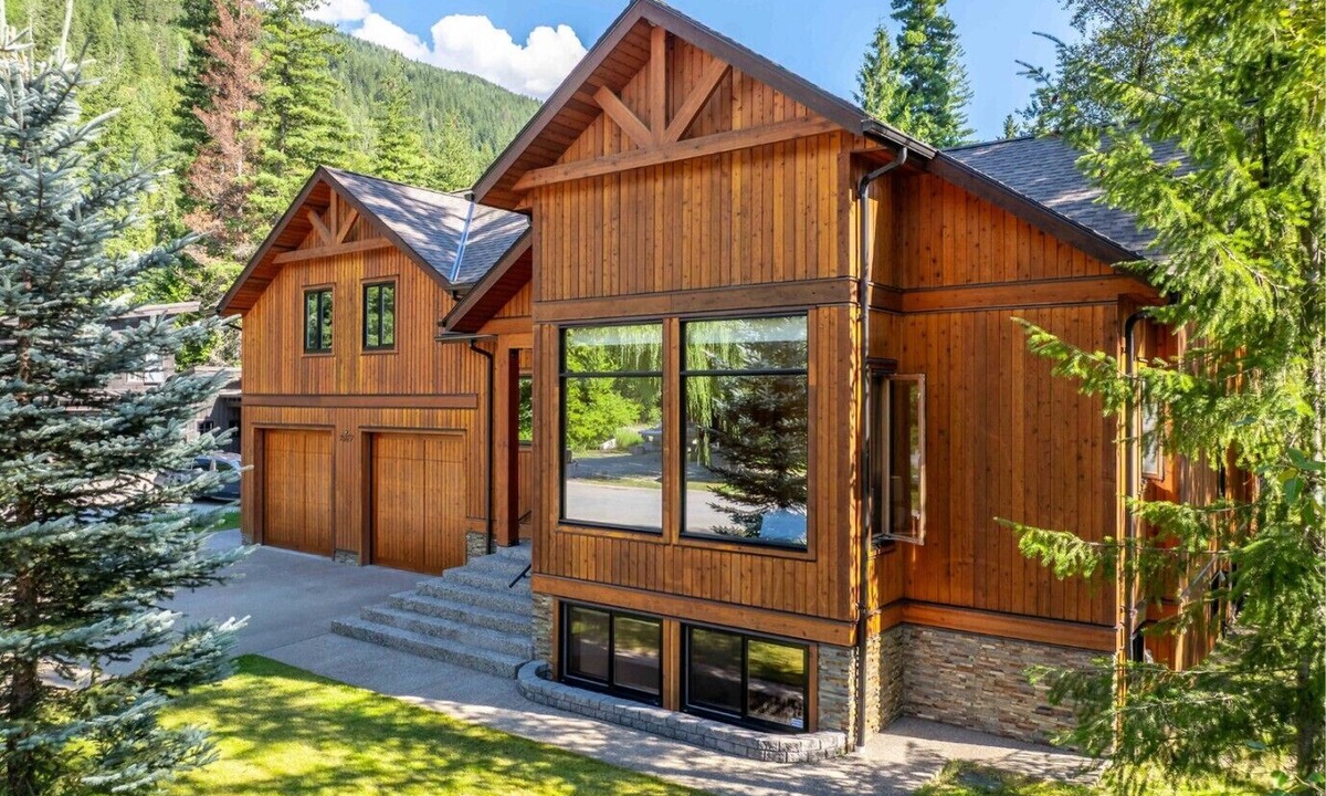 Revelstoke Ski Chalet | Great Escape Chalet Revelstoke