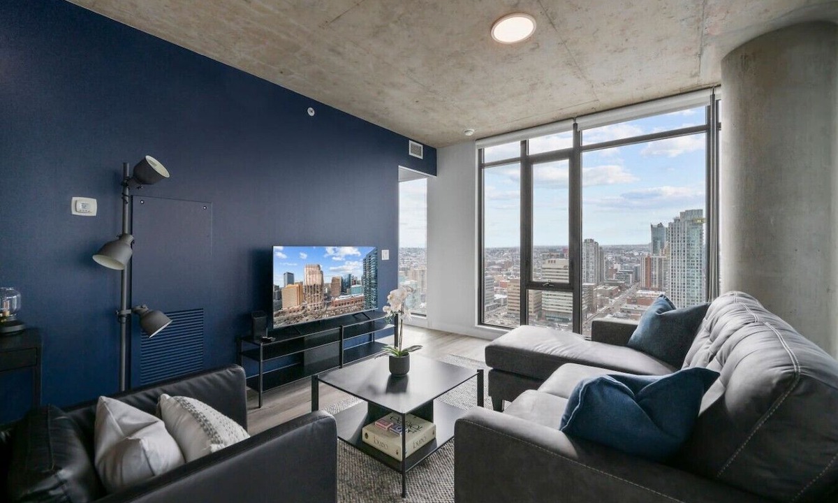 Connaught Apartment | King Bed|DT Views| Mins to Stampede |UG Parking