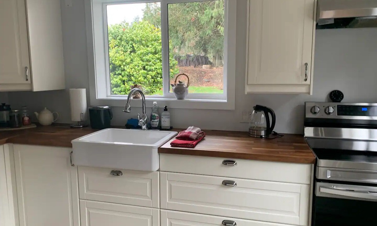 Ganges House | Cute & cozy Salt Spring Island cottage. 5 min walk to town & park trails.