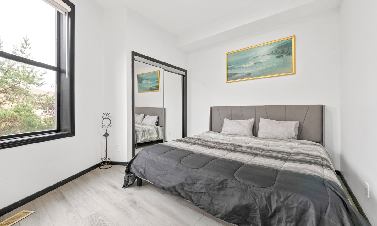 Southside Apartment | KING BED/AC/Clgry trail/Gateway/Whitemud