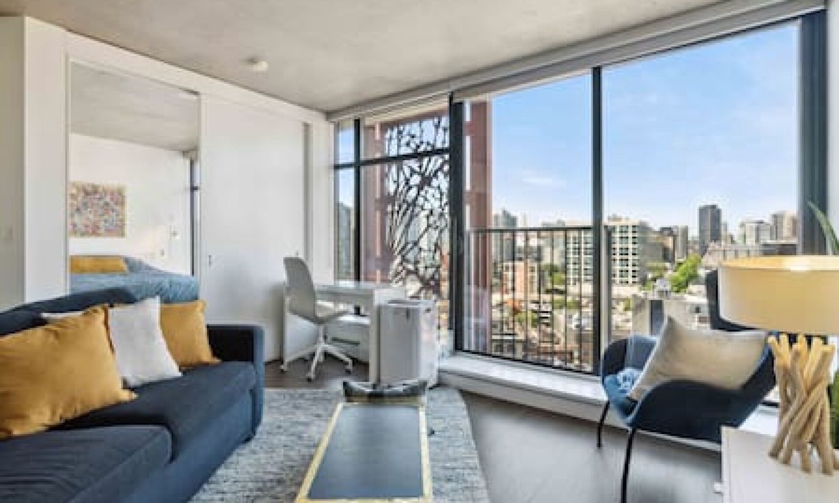 Gastown Apartment | Bright 21st-Floor Condo, Skyline Views in Gastown