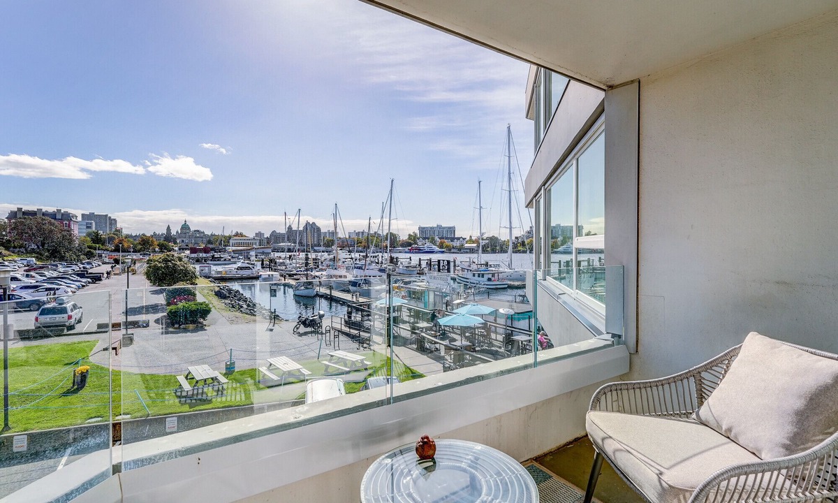 Inner Harbour Apartment | Coastal Duet – Breathtaking Views with Work Desk by Victoria Prime!